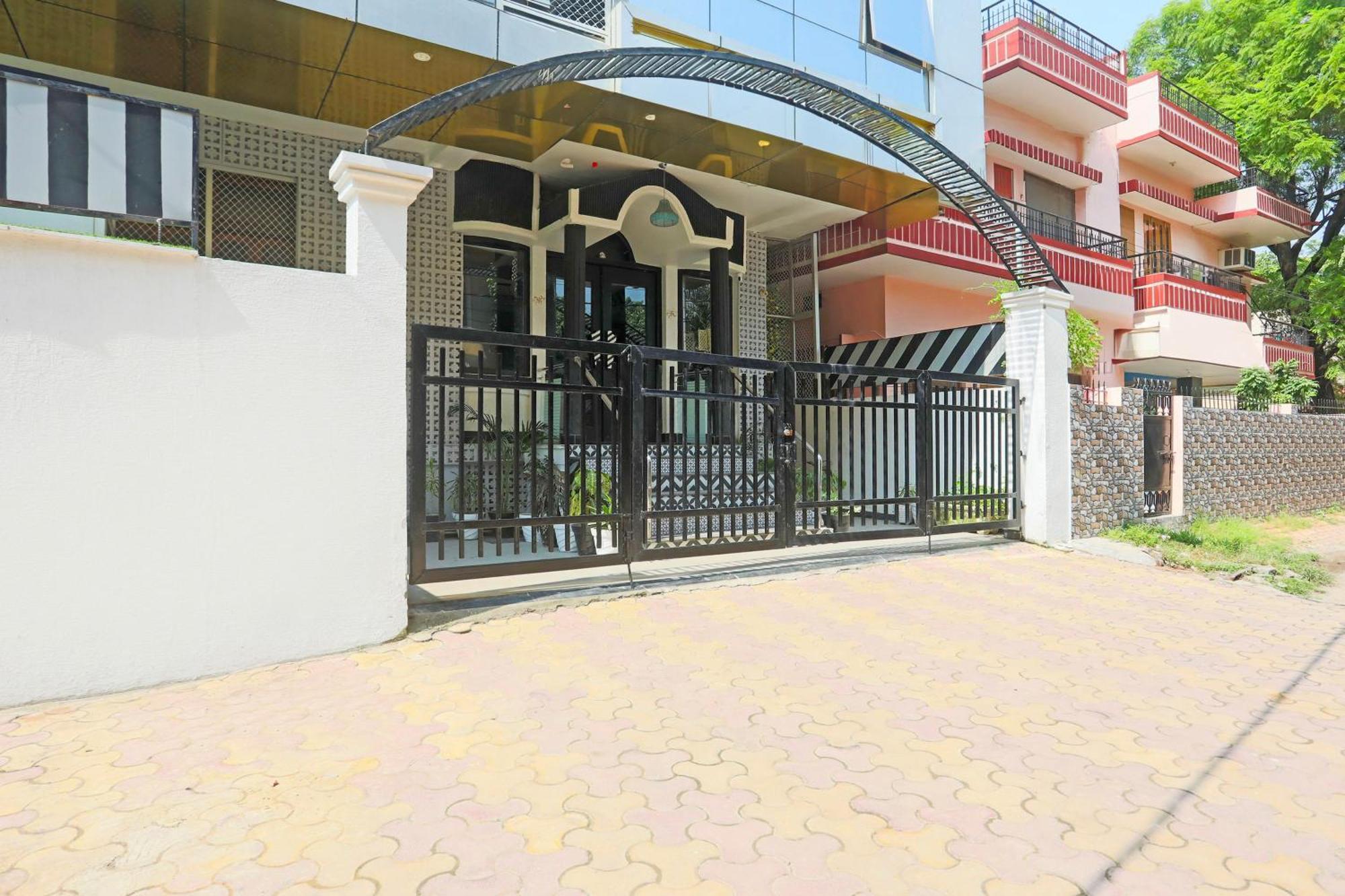 Super Townhouse Cantonment Varanasi Formerly Sarin Inn Exteriör bild